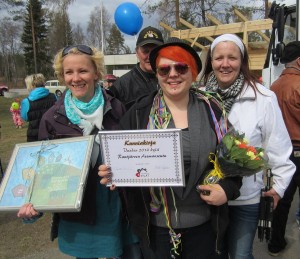 Rautjärven Asemanseudun aktiivit iloitsevat Etelä-Karjalan vuoden kylä –tittelistä. Takana Jarmo Ovaska, edessä vasemmalta Tuija Juga, Maria Tiippana ja Satu Ovaska.